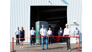 Bekuplast-Geschäftsführer Christian Roelofs (Mitte) zerscheidet das Band zur Eröffnung der neuen Lagerhalle. (Bekuplast)