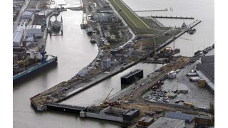 Die neue Kaiserschleuse in Bremerhaven ist eine der größten Schleusenanlagen der Welt. Die riesigen Tore laufen auf Gleitlagern der Federal-Mogul DEVA, Stadtallendorf, die erstmals Granit als Gleitpartner haben.  (Bild: bremenports)