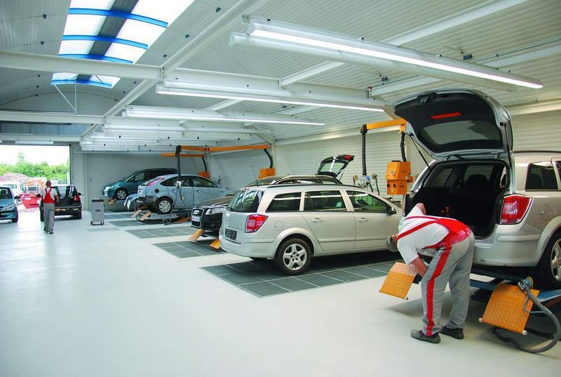 Teil einer modernern Lackieranlage: die Multiarbeitsplätze. Die eingezogenen Stahlträger oberhalb der Arbeitsplätze dienen zur Aufnahme der Technik.  (Foto: Dominsky)