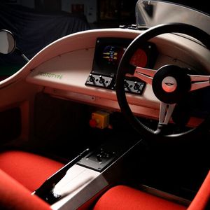 Im spartanischen Cockpit weist das Wort „Prototype“ auf den Status des XP-1 hin.(Bild:  Morgan)