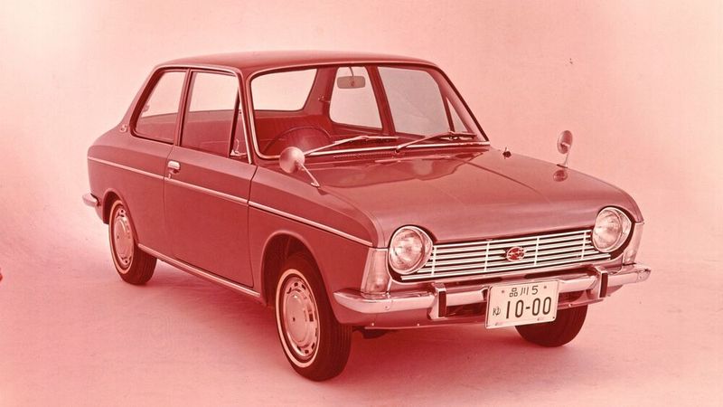 Den 1000 produzierte Subaru ab 1966. Er war der erste Subaru mit Frontantrieb und Boxermotor und das erste „richtige“ Auto der Marke – neben den bislang gebauten Kei-Cars.  Subaru-Ingenieure untersuchten Motoren von Porsche, Volkswagen und des Chevrolet Corvair und entwickelten daraus ihren Frontantrieb. (Bild: Subaru)