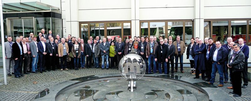 Eine starke Gemeinschaft: So präsentieren sich die Mitglieder des VdLB wenn zur Jahrestagung geladen wird, wie hier bei dem Spül- und Reinigungsmaschinenhersteller Meiko in Offenburg. (Bild: VdLB)