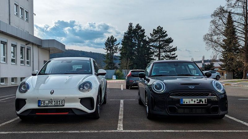 Wie die zufällige Begegnung auf dem Verlagshof zeigt, sind die optischen Ähnlichkeiten zwischen dem GWM Ora 03 und dem Mini nicht zu übersehen. Und sie sind wohl kein Zufall, wird der kommende Mini E doch in einer Kooperation zwischen Great Wall Motors und BMW in China gebaut. Die zahlreichen kleinen Unzulänglichkeiten, die den Umgang mit dem Ora im Alltag zu einem getrübten Vergnügen machen, sollte sich ein Mini allerdings nicht leisten.  (Bild: Rosenow – VCG)