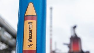Thyssenkrupp Steel, HKM und der Hafen Rotterdam sind sich einig, dass die Energiewende nur klappt, wenn eine neue, grenzüberschreitende Infrastruktur besteht. Dazu prüft man nun den gemeinsamen Aufbau von Wasserstoff-Lieferketten. (Thyssenkrupp Steel Europe)