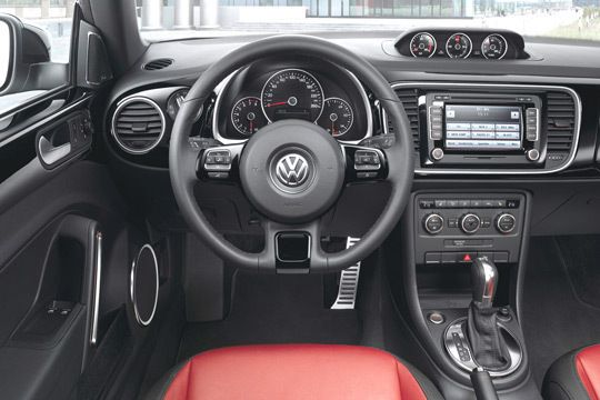 Den neuen VW Beetle gibt es in den Ausstattungsvarianten „Basis“, „Design“ und „Sport“. (VW)