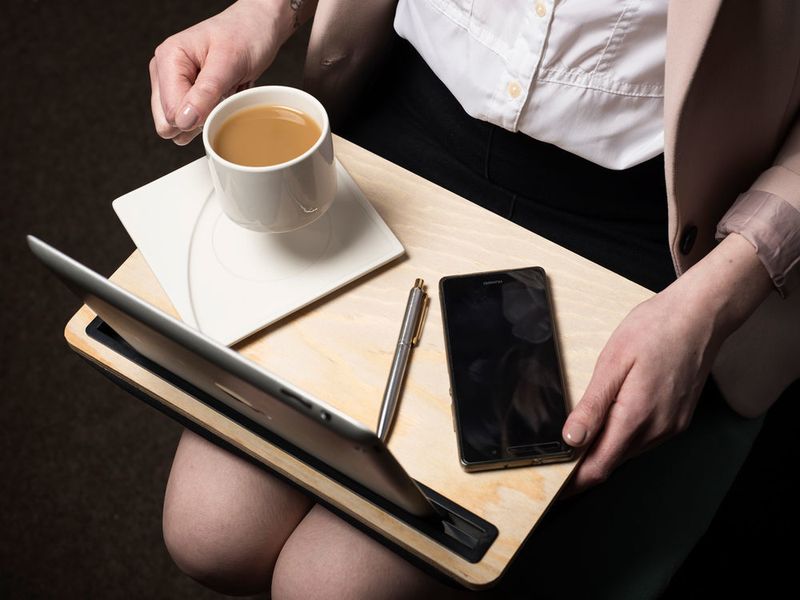 Weil wir nur zwei Hände haben, ist es meistens schwierig, wenn wir in aller Hergottsfrühe gleichzeitig jonglieren müssen mit Kaffee, Brötchen und Tablet. Viel einfacher lässt es sich mit dem Tablet iBed Lap Desk bewerkstelligen. iPads, Tablets oder E-Book-Reader werden einfach in die dafür vorgesehene Einkerbung gesetzt und schon können E-Mails, die Zeitung usw. gelesen werden, ohne dass der Bildschirm festgehalten werden muss. Auf der Unterseite ist der Lap Desk mit einem Mikrofaser-Kissen versehen, das sich genau an den Körper anpasst, wenn er auf dem Schoß ruht. Die Oberseite besitzt eine rutschfeste Oberfläche. Bei www.coolgift.com kostet der iBed Tablet Stand rund 19 Euro. (www.coolgift.com)