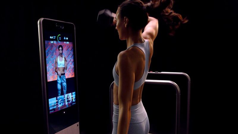 Huami, Hersteller von Wearables, und STUDIO, Anbieter von Fitness-Entertainment, kündigen Amazfit HomeStudio an. Das Amazfit HomeStudio, das exklusiv auf der Keynote von Huami auf der CES 2020 vorgestellt wurde, verbindet KI mit moderner Sporttechnologie. Amazfit HomeStudio ist ein vernetztes Fitness-Laufband gepaart mit einem 43-Zoll-HD-Bildschirm, genannt GLASS, und JBL-Surround-Sound-Lautsprechern. Alles zusammen soll ein beeindruckendes und sehr persönliches Boutique-Fitness-Erlebnis bieten. Amazfit HomeStudio nutzt KI-betriebene Computer-Vision, um die aktuelle Form der Nutzer zu erkennen und diese bei deren Verbesserung zu unterstützen.  (Bild: Business Wire)