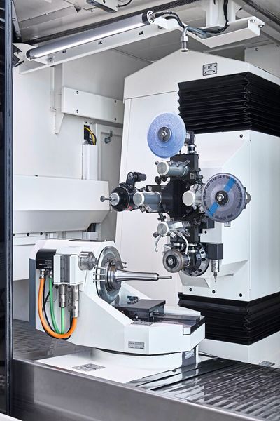 Blick in den Arbeitsraum der Schleifmaschine Multigrind Radical von Adelbert Haas. (Bild: Beckhoff Automation)