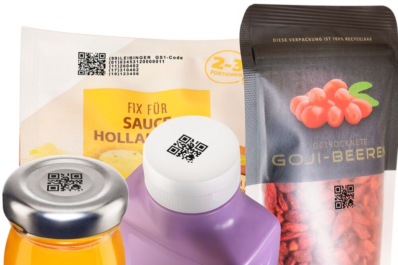 Reale Druckbeispiele: Der 2DJET druckt gestochen scharfe, GS1-konforme 2D-Codes mit bis zu 300 dpi und Druckgeschwindigkeiten von bis zu 120 m/min auf verschiedenste Verpackungsmaterialien. (Bild: Paul Leibinger)