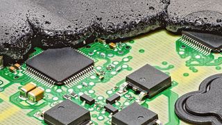 Umspritzen: Die Overmolding-Technik ersetzt in der automobilen Serienproduktion Elektronikgehäuse. (Vitesco)