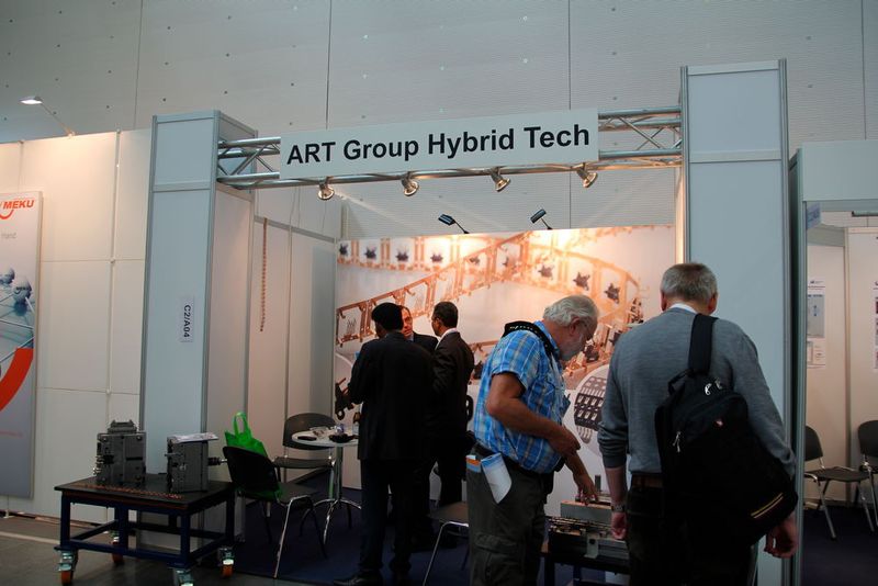 Und das war die zweite Hybrid Expo, die Begleitmesse der Composites Europe mit Fokus auf Bauteile, die aus verschiedenen Werkstoffen aufgebaut sind. Auch bei dieser Messe verzeichnet der Veranstalter deutliche Zuwächse, was ich als Besucher der ersten Hybrid Expo nur bestätigen kann. (Bild: Königsreuther)