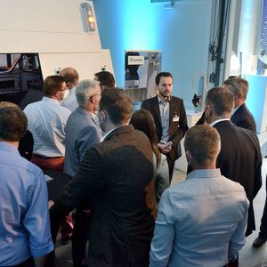 Endlich wieder von Angesicht zu Angesicht: Nach zwei virtuellen Events trafen sich 70 Fachleute in Aachen, um gemeinsam neue Wege in die Wasserstoffzukunft zu gehen. Im Bild das neue Wasserstofflabor des Fraunhofer-ILT.(Bild:  Fraunhofer-ILT)