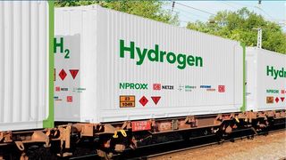Die Anlieferung von Wasserstoff auf dem Gleis ist technisch und rechtlich bereits möglich, natürlich nicht in solchen Containern wie in dieser Collage gezeigt. Die geeigneten Transportbehälter fehlen noch. (DB/LEA)