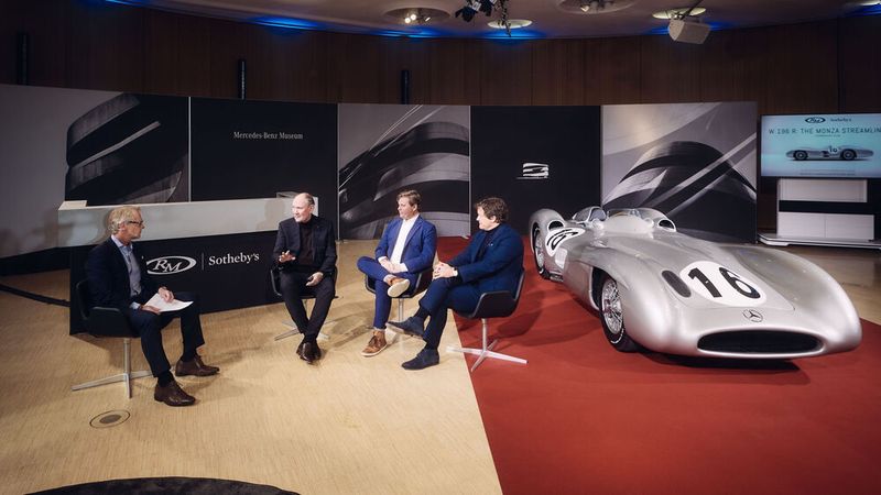 Die Auktion, durchgeführt von RM Sotheby’s, fand am 1. Februar im Mercedes-Benz Museum statt. Zuvor tauschten sich im Rahmen einer Talkrunde aus: Peter Haynes (RM Sotheby’s, Director of Marketing and Business Development), Marcus Breitschwerdt (CEO Mercedes Benz Heritage GmbH), Jason Vansickle (Indianapolis Motor Speedway Museum, Vice President of Curation and Education), Peter Wallman (RM Sotheby’s, Chairman UK & EMEA). (Bild: Maximilian Balazs)