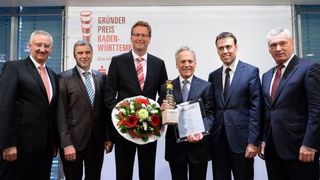 V.l.: Sparkassenpräsident Peter Schneider, Landrat Detlef Piepenburg, der Vorstandsvorsitzende der Kreissparkasse Heilbronn, Ralf Peter Beitner, Preisträger Heinz-Dieter Schunk, Finanz- und Wirtschaftsminister Dr. Nils Schmid sowie der stv. Vorstandsvorsitzende der Kreissparkasse Heilbronn, Matthias Peschke. (Bild: Schunk)