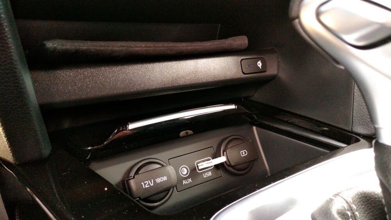 In der Mittelkonsole lassen sich Smartphones induktiv laden. (Bild: Thomas Günnel/Automobil Industrie)