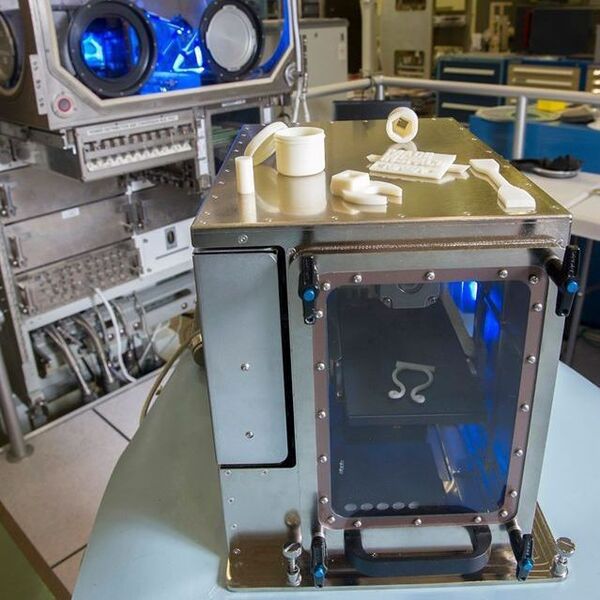 Der Zero-G-Printer mit einigen Druckobjekten (NASA)