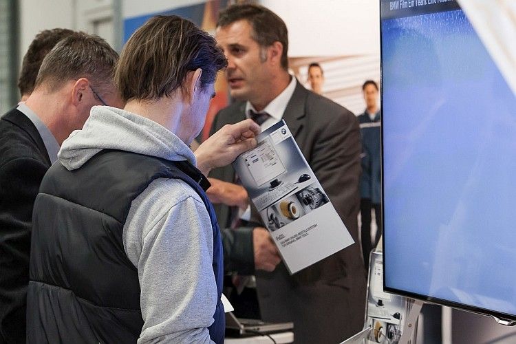 „Das nehm' ich mir doch mit.“ Informationsmaterial war an allen Ständen gefragt. (Foto: Bausewein)
