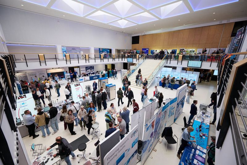 Das ist sie, die LAB-SUPPLY Münster. Zumindest ist das der Blick in die Eingangshalle. Unten sind die ersten Aussteller platziert, oben gibt es einen eignen Life-Science-bereich sowie zwei der sieben Vortragsräume. (Ja, sieben Vortragsräume! Münster hatte ein sehr umfangreiches Programm.)    Mehr Infos zu den kommenden LAB-SUPPLY-Messen finden Sie auf www.lab-supply.info (Bild: EYE AM CHRIS)