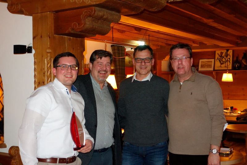 Robert Huber (l.) und Andreas Hansen (r., beide Boston Server & Storage Solutions) mit dem Award Strongest Ethernet Partner. (Vogel IT-Medien GmbH)