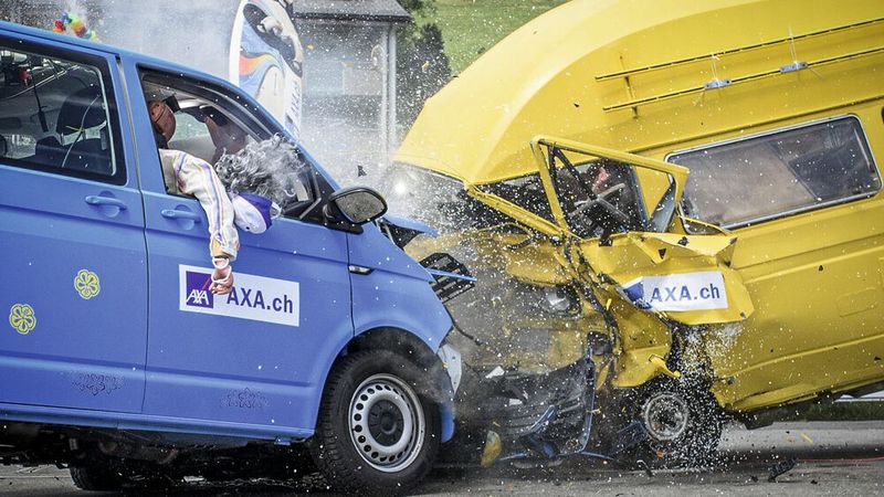 Der Crashtest basiert auf einer linksseitigen Überdeckung von 40 Prozent, angelehnt an die Standards von Euro NCAP. Beide Fahrzeuge prallen mit einer Geschwindigkeit von jeweils 60 km/h auf den anderen.  (Bild: © KEYSTONE / MELANIE DUCHENE)