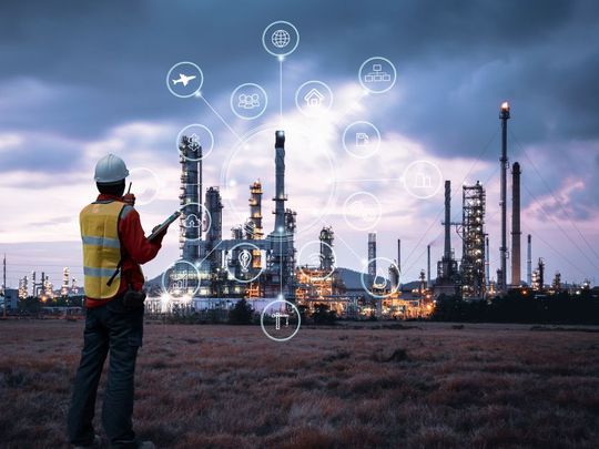 Die zunehmende Vernetzung von IT- und OT-Systemen erhöht die Gefahr von Cyberangriffen. (Bild:  Busakorn Pongparnit/GettyImages)