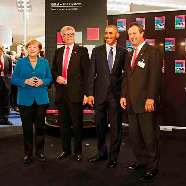 Im Gespräch mit US-Präsident Barack Obama (3.v.l.) und Bundeskanzlerin Dr. Angela Merkel (links) erläuterte Dr. Friedhelm Loh (2.v.l.), Inhaber und Vorsitzender der Geschäftsführung von Rittal, auf der Hannover Messe 2016 die Bedeutung von Software für die Produktion von morgen.
