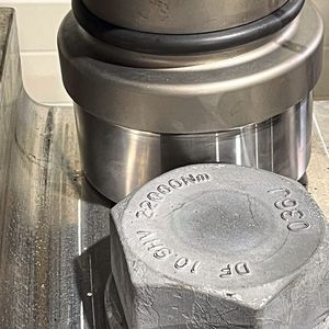 Die M72 HV-Schrauben mit ihrer Zink-Lamellenbeschichtung erhalten mit dem HY.56 Schmierstoff zusätzliche Schmierung, der einen definierteren Reibwert gewährleistet.(Bild:  Hytorc)