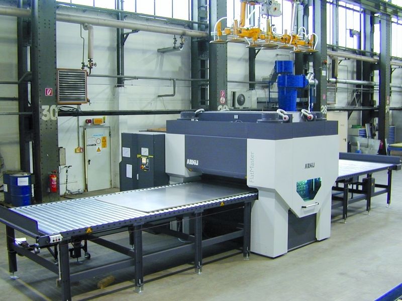 Richten einer Magnesium-Walzplatte mit der neuen Arku-Flat-Master 80, die jetzt bei SZMT steht. (Archiv: Vogel Business Media)