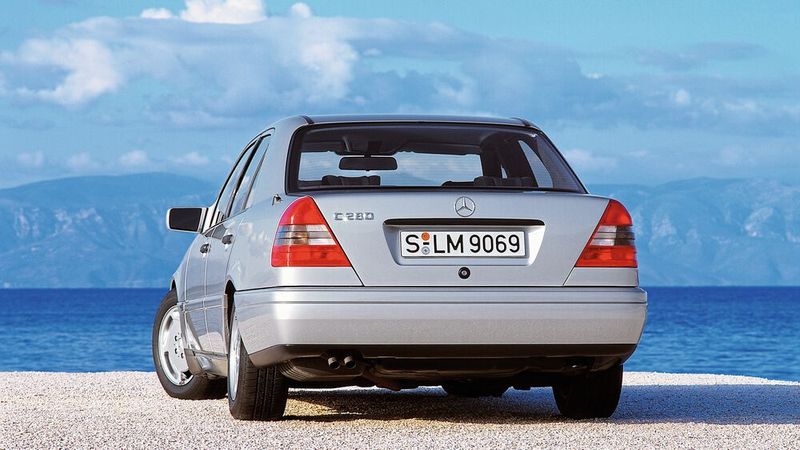 Bis zur Einstellung der Produktion im Januar 2001 wurden von der Baureihe insgesamt 1.847.382 Fahrzeuge hergestellt. Die Raumlenker-Hinterachse der Baureihe 201 hatte sich bewährt und wurde in der C-Klasse weiter verwendet. Die Vorderachse mit Doppelquerlenkerradaufhängung war eine Neuentwicklung mit voneinander getrennten Stoßdämpfern und Federn. Im Vergleich zu MacPherson-Federbeinen bot sie einen erhöhten Abrollkomfort. (Bild: Mercedes-Benz)