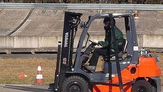 In einem dynamischen Stabilitätstest hat sich der mit dem System für aktive Stabilität (SAS) ausgestattete Gegengewichtsstapler Toyota Tonero als der sicherste Gabelstapler seiner Klasse herausgestellt. Bild: Toyota (Archiv: Vogel Business Media)