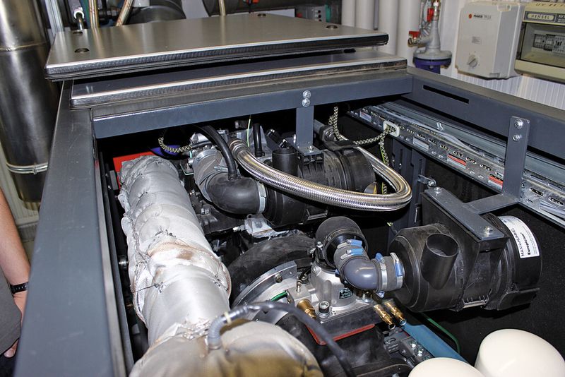 Statt Druckluft aus elektrischer Energie zu erzeugen, kann die KWK-Druckluft-Anlage mit Erdgas oder Biogas angetrieben werden. Die dabei anfallende Wärme wird durch Wärmetauscher für Prozess- und Heizwärme ausgekoppelt und zu fast 100 % industriell verfügbar gemacht. (Bild: Postberg)