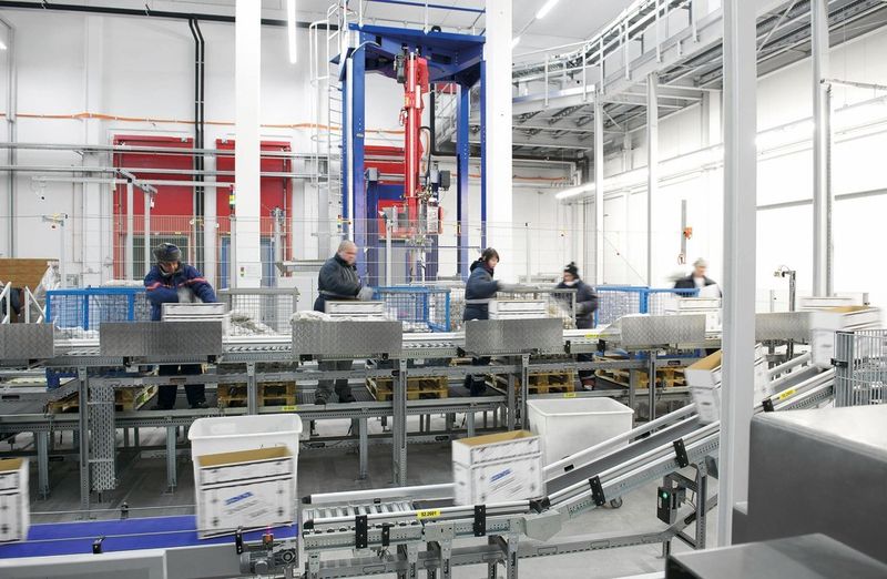 Der Konfektionierbereich wird durch das Witron-System automatisch mit Ware versorgt. (Bild: Witron)