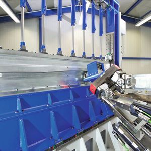 Statt des Werkstücks wie bei herkömmlichen Walzprofilieranlagen bewegen sich beim 3D Rollforming Center die Werkzeuge – mittels Robotern.