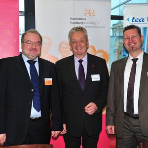 Andreas Thiel, Geschäftsführer der Regio Augsburg Wirtschaft GmbH,Prof. Dr.-Ing. Dr. h.c. Hans-Eberhard Schurk, Hochschule Augsburg, Dr. Wolfgang Biegel, Anwenderzentrum Material- und Umweltforschung Universität Augsburg (v.l.n.r.). 