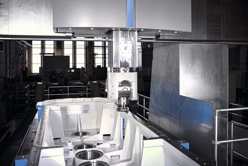 Zu sehen ist der Universalfräskopf für die verschiedenen Bearbeitungsmethoden bei der Bearbeitung eines Großgetriebegehäuses.(Bild:  Waldrich Siegen Werkzeugmaschinen GmbH)