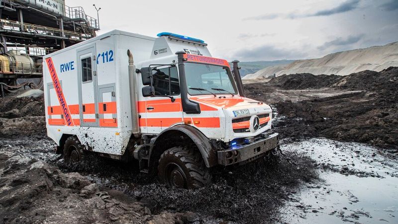 Auch Umbauten zum Rettungswagen lassen sich auf der besonders geländetauglichen Unimog-Basis realisieren. (Bild: Daimler Truck)