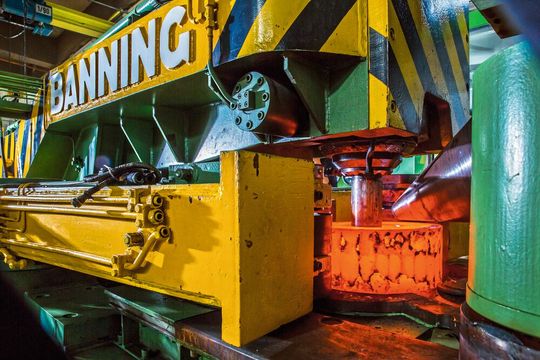 Walzen eines glühenden Stahlringes auf einem Radial-Axial-Ringwalzwerk des Typs Banning H100/V80 am Institut für Bildsame Formgebung in Aachen. Jetzt kann man die Lage solcher Werkstücke präzise erfassen. Erfahren Sie hier, wie das funktioniert. Walzen eines glühenden Stahlringes auf einem Radial-Axial-Ringwalzwerk des Typs Banning H100/V80 am Institut für Bildsame Formgebung in Aachen. Jetzt kann man die Lage solcher Werkstücke präzise erfassen. Erfahren Sie hier, wie das funktioniert.