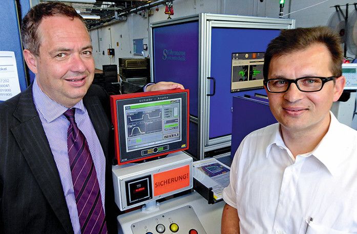 Links Wolfgang Faulhaber, Geschäftsführer der Schwer + Kopka GmbH in Weingarten und Hilden. Er liefert die Mess- und Prüftechnik sowie eine Hybridlösung, mit der Signale unterschiedlicher Systeme verarbeitet werden können. Rechts Miro Ribaric, Produktionsleiter bei der Baumann GmbH. Für ihn ist die Qualitätssicherung für die hochqualitativen und präzisen Stanzteile unverzichtbar und deshalb setzt er auf die SK Kombi-Box. (Bild: Kuhn)