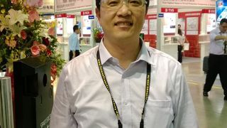 Vincent Chiang ist Executive Vice President beim Diodenspezialisten Eris. Links hinter ihm ist eine um ein Vielfaches vergrößerte Gleichrichterdiode zu sehen. (Bild: Franz Graser)