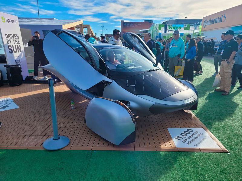 Solarfahrzeuge sind glücklicherweise noch nicht ganz von der Bildfläche verschwunden. Aptera gab auf der CES seine Partnerschaft mit LG Energy im Bereich Batteriezellen bekannt. (Bild: Stefanie Eckardt)