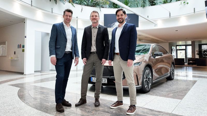 Georg Schulte (links), neuer Direktor Service bei Mazda Deutschland, Gerd Meyer, neuer Direktor Customer & Technical Service bei Mazda Europa, und Michael Stieglitz (rechts), neuer Senior Manager Digital-Business bei Mazda Deutschland. (Bild:  Mazda)