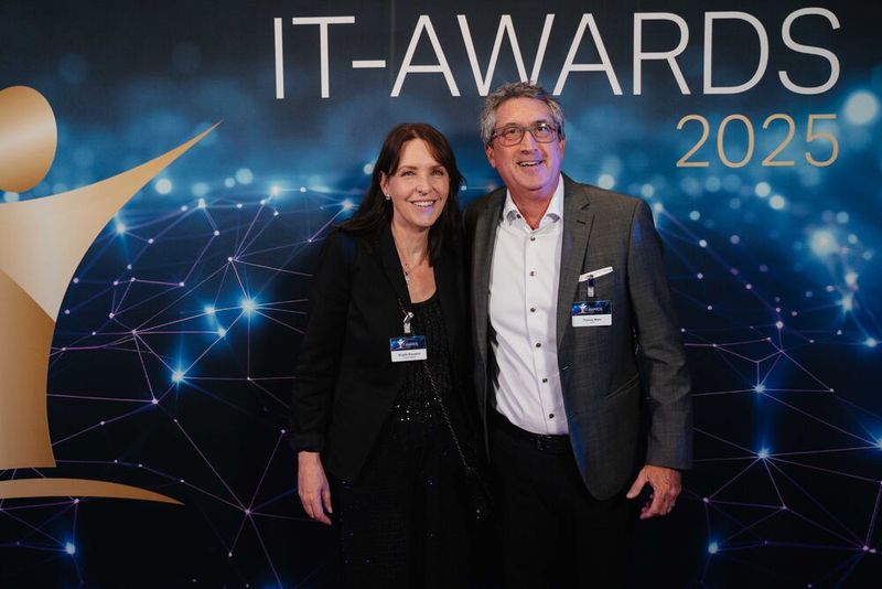 Brigitte Bonasera (Vogel IT-Medien) mit Thomas Maier von SAS. (Bild: Manuel Emme Fotografie)