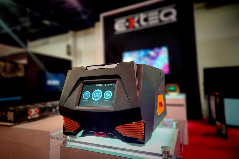 Im Folgenden die weiteren Nominierten in der Kategorie „Werkstatt & Service Lösungen“: Dazu zählt E-Xteq LLC mit dem Hochvoltakku-Lade-/Entladegerät Nero S. Das ist ein 2-in-1-Produkt, das den Akku jedes Elektrofahrzeugs laden und entladen kann. Es verfügt über eine maximale Leistung/Eingangsspannung von 90–230 V AC, 50/60 Hz sowie eine symbolbasierte 7-Zoll-LED-Farb-Bedienoberfläche, die mit Akkus aller Hersteller kompatibel ist. (Bild: E-XTEQ)