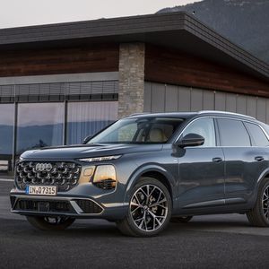 Thanks to optional all-wheel steering, the five-meter giant offers a moderate turning circle and drives noticeably more maneuverably.(Source:  Audi)