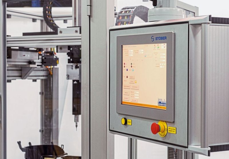 Über das 15-Zoll-Touch-Panel kann der Anwender direkt die Maschine bedienen und Informationen nutzen. (Stöber)