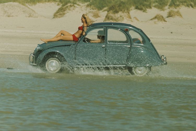 Allen voran Studenten entdeckten die Ente in späteren Jahren – schließlich hatten die häufig einen schmalen Geldbeutel, schätzten aber zugleich den großen und variablen Innenraum des Kleinwagens. (Bild: PSA)