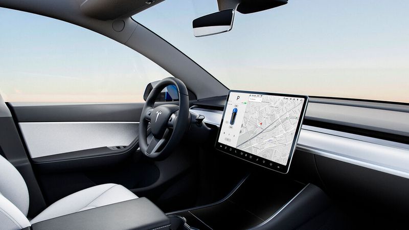 Ein Urteil gegen einen Tesla-Fahrer hat eine Grundsatzdiskussion über Touchscreens in Autos ausgelöst.(Bild:  Tesla)