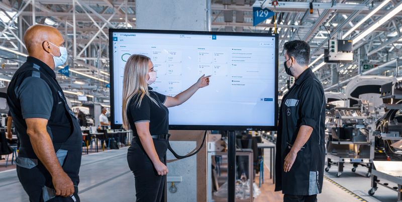 An großen Bildschirmen können in der Factory 56 Mitarbeiter alle relevanten Daten eines jeden Fahrzeugs auf der Produktionslinie in Echtzeit überwachen.  (Bild: Mercedes Benz)