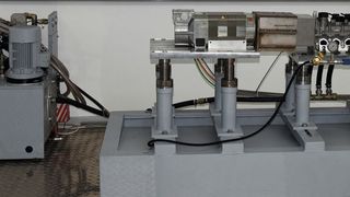 Beim Prüfstand der Fachhochschule Südwestfalen sollten Schwingungen reduziert werden. (Fachhochschule Südwestfalen, ACE Stoßdämpfer)